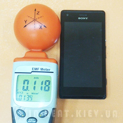 Прилад вимірювання інфрачервоного випромінювання і мобільний телефон